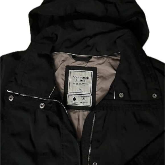 Wind and water-resistant jacket - Picture 2 of 3